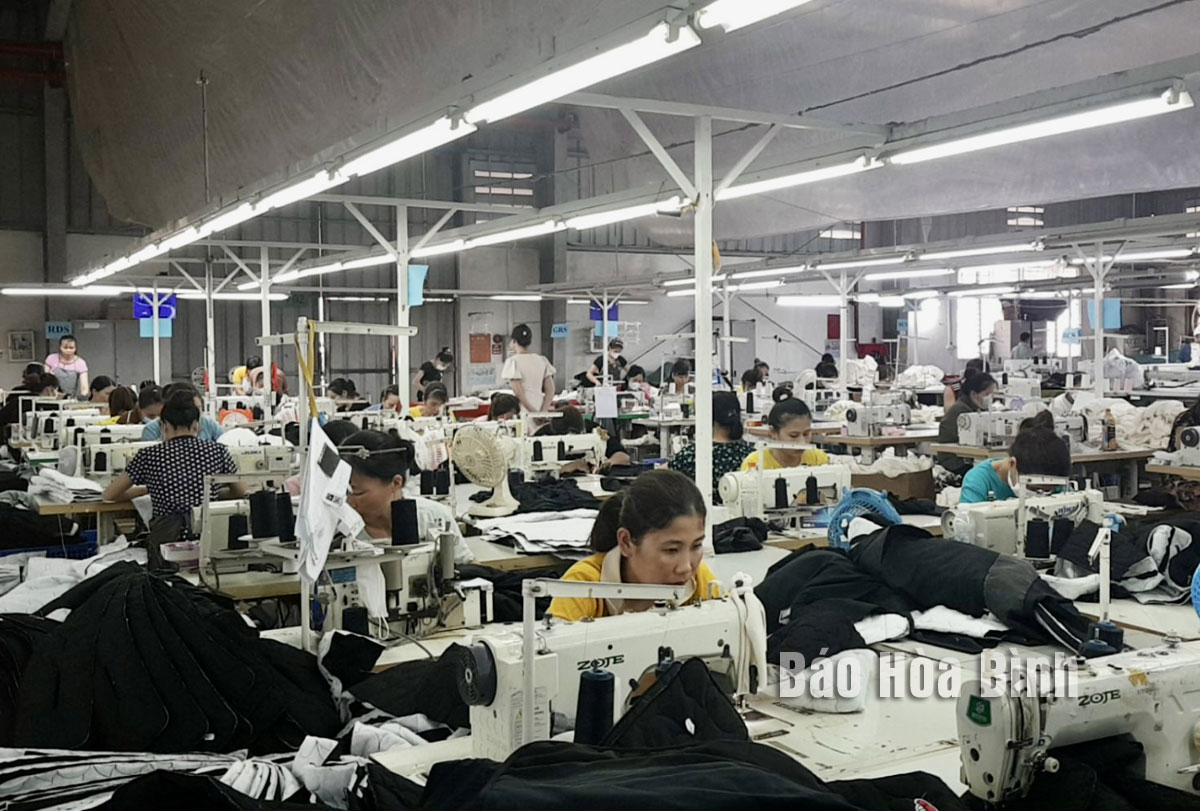 Huyện Tân Lạc: Nâng cao ý thức chấp hành pháp luật về ATVSLĐ