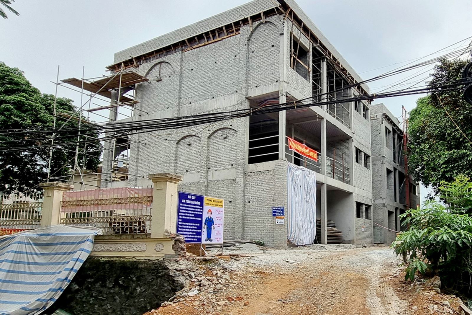 Hà Nội: Đứt cáp thang tời vật liệu, 3 người tử vong