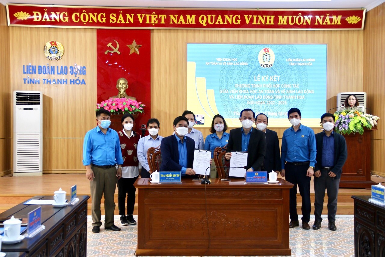 Viện KH ATVSLĐ và LĐLĐ tỉnh Thanh Hóa ký kết CTPH công tác giai đoạn 2022-2025