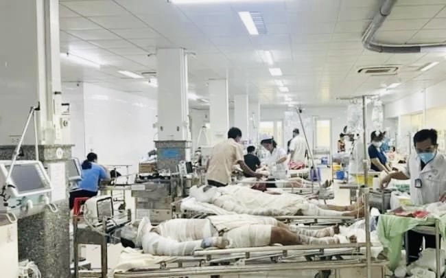 Các công nhân bị bỏng nặng điều trị tại bệnh viện.