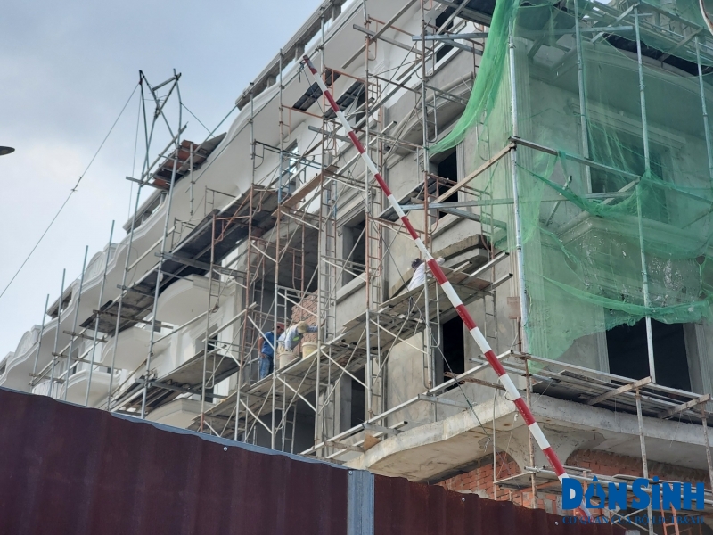 Một công trình xây dựng nhà ở cao tầng tại TPHCM không trang bị đồ bảo hộ cho người lao động.